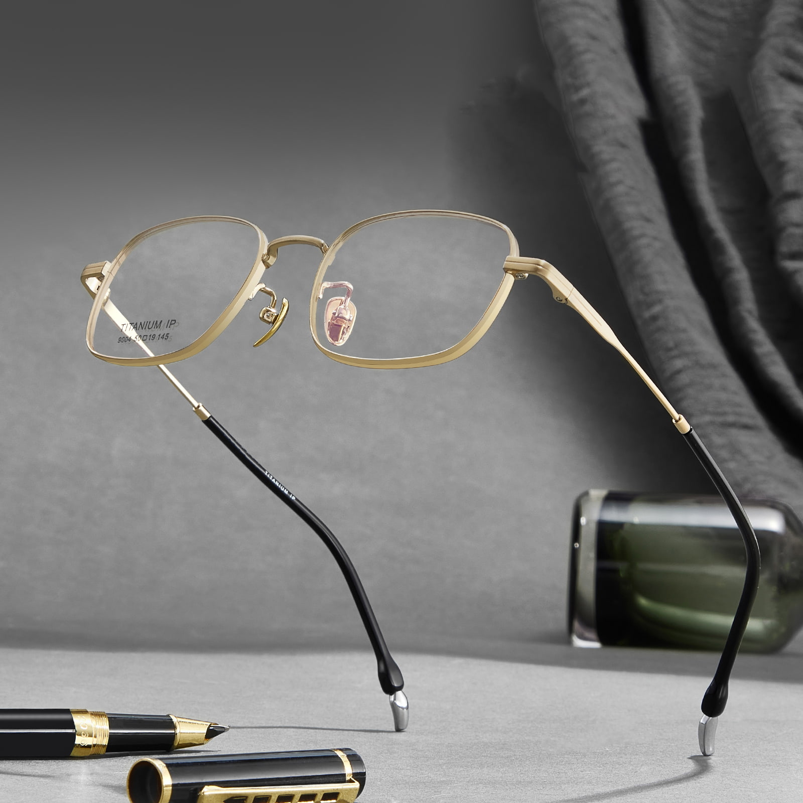 9004 Malapad na Rimmed Non-Slip Pure Titanium Salamin
