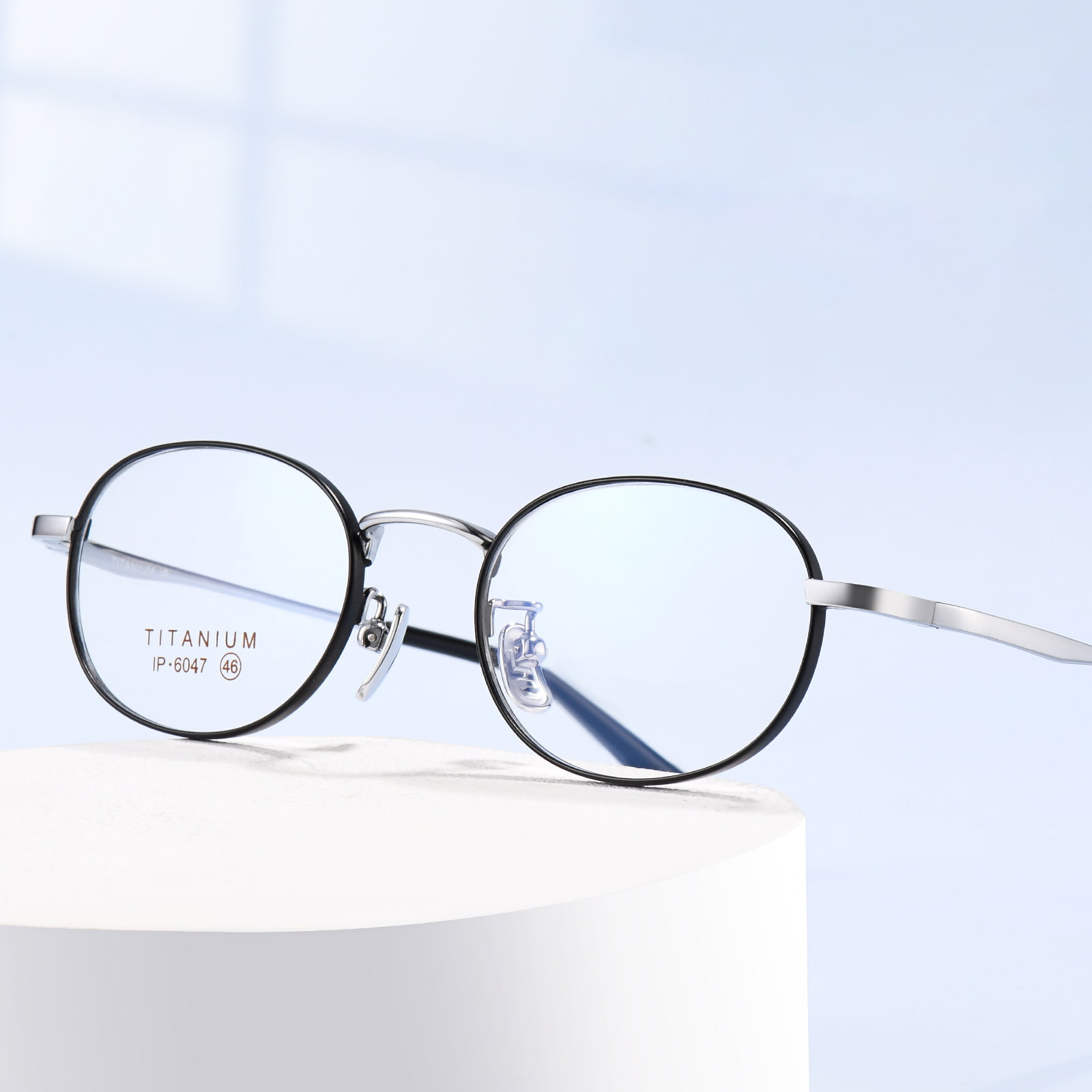 6047 Malapad na Rimmed Exquisite Non-Allergenic Pure Titanium Salamin