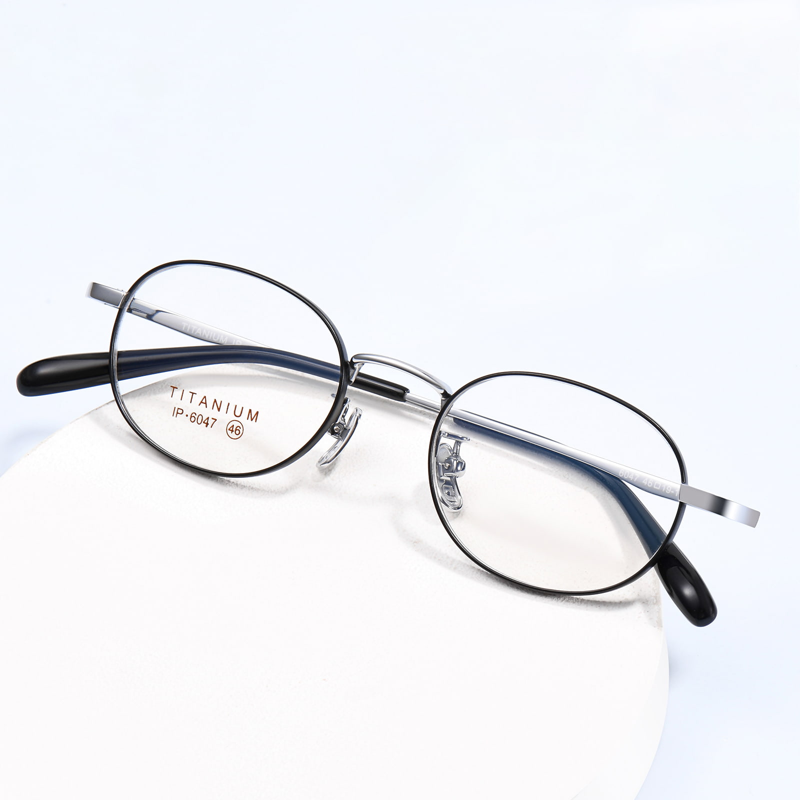 6047 Malapad na Rimmed Exquisite Non-Allergenic Pure Titanium Salamin