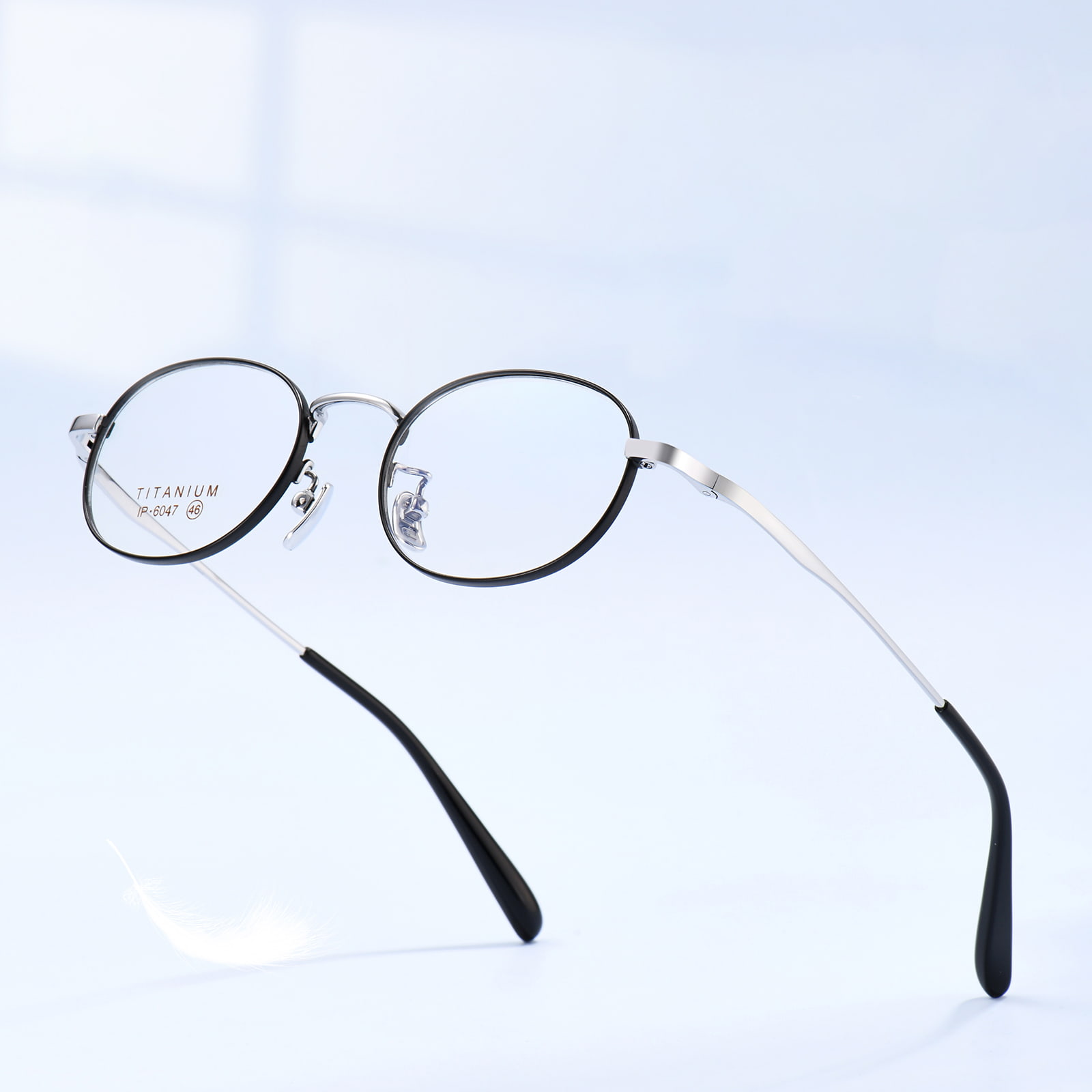 6047 Malapad na Rimmed Exquisite Non-Allergenic Pure Titanium Salamin